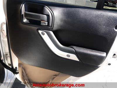 2011 Jeep Wrangler Sahara  **HARD TOP SAHARA & Only 64k Miles! - Photo 18 - Tucson, AZ 85705