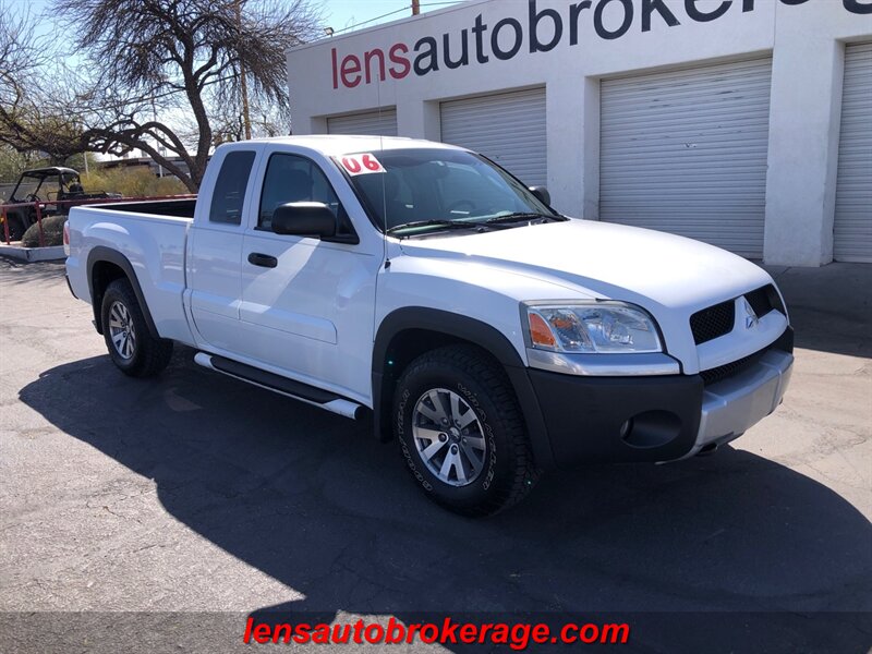 2006 Mitsubishi Raider Duro Cross V8  **CARFAX 1 OWNER **85k Miles!